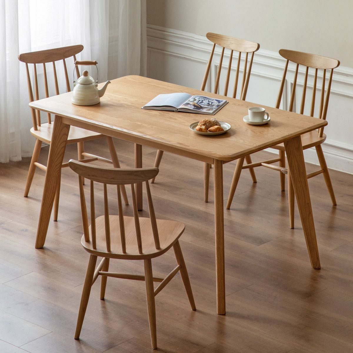Bàn ăn gỗ Sồi (Oak) với những đường vân vô cùng bắt mắt, thẳng đẹp