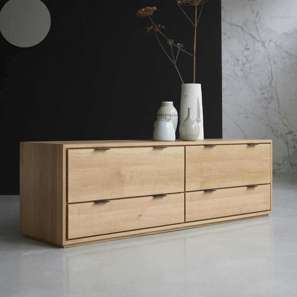Mẫu sản phẩm kệ tivi gỗ Sồi (Oak) với thiết kế cổ điển cùng kích thước vừa phải
