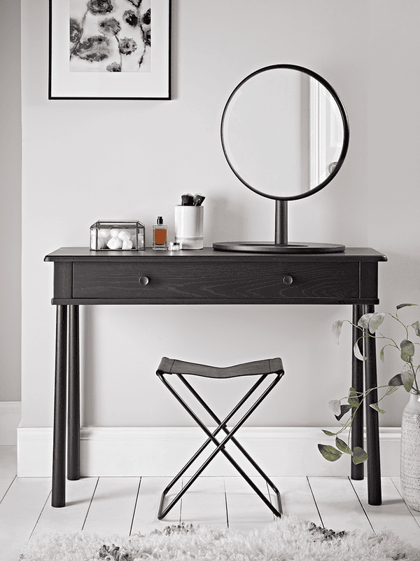 Mẫu bàn trang điểm gỗ Sồi (Oak) với kích thước nhỏ gọn cùng màu nâu sang trọng, phù hợp với nội thất hiện đại