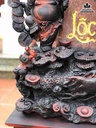 Tuong-Phat-Di-Lac-Dung-Goc-Tung-Om-Da-Go-Trac-1