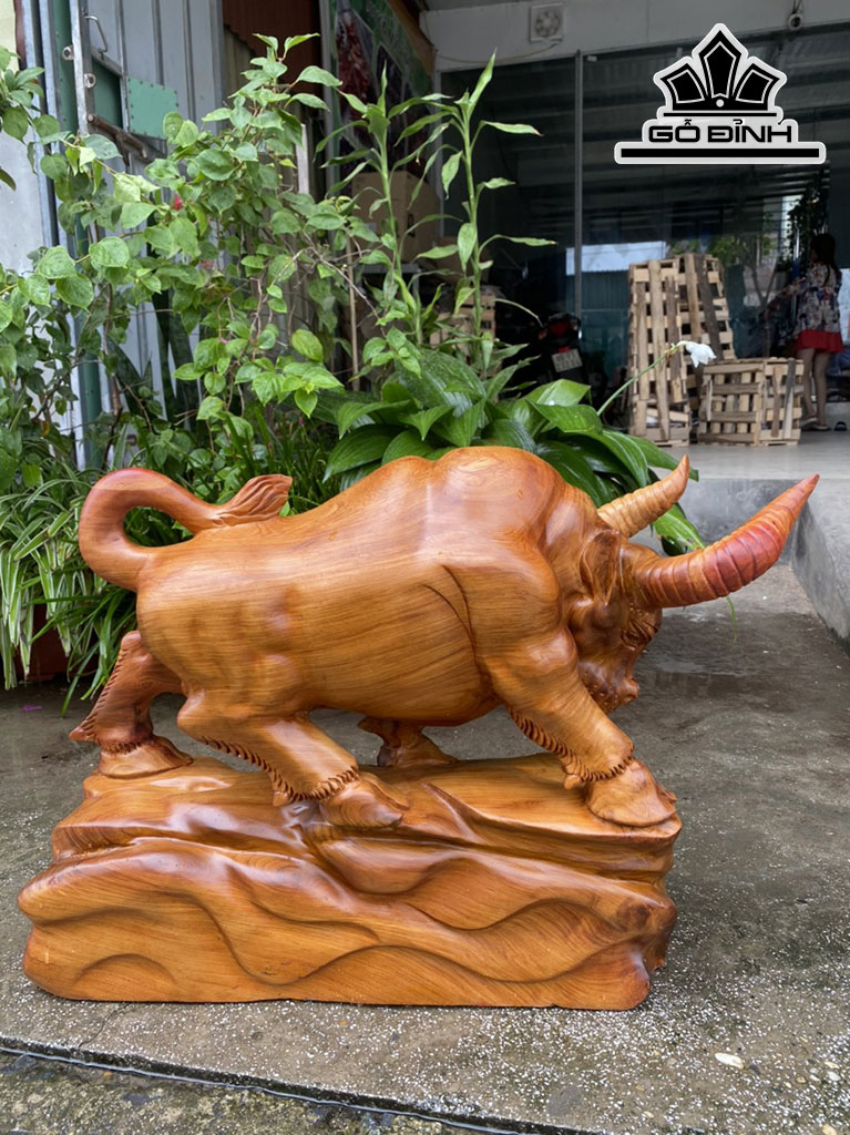 Tượng Bò Tót Gỗ Hương Cao 43 Ngang 64 Sâu 18 (cm)