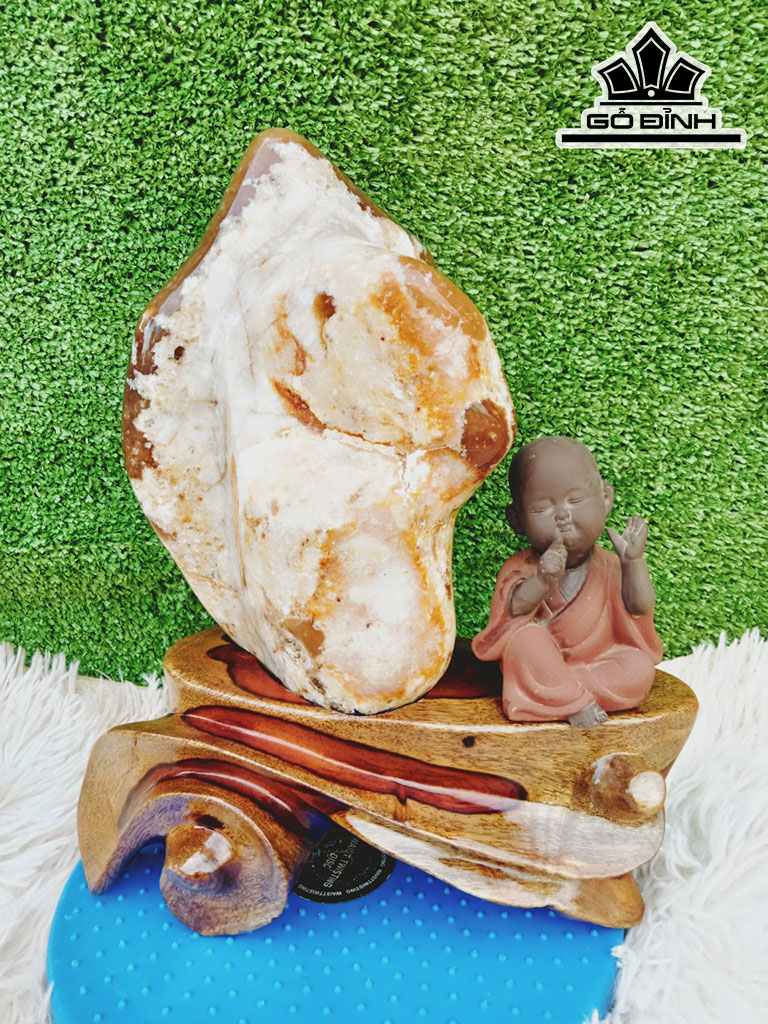 Tác Phẩm Đá Mã Não Cao 31 Ngang 15 (cm) 4,5kg