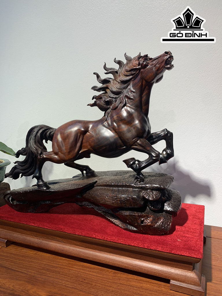 Tượng Ngựa Phong Thủy (Nhất Mã Phi Thiên) Gỗ Trắc Cao 34 Ngang 42 Sâu 17 (cm)