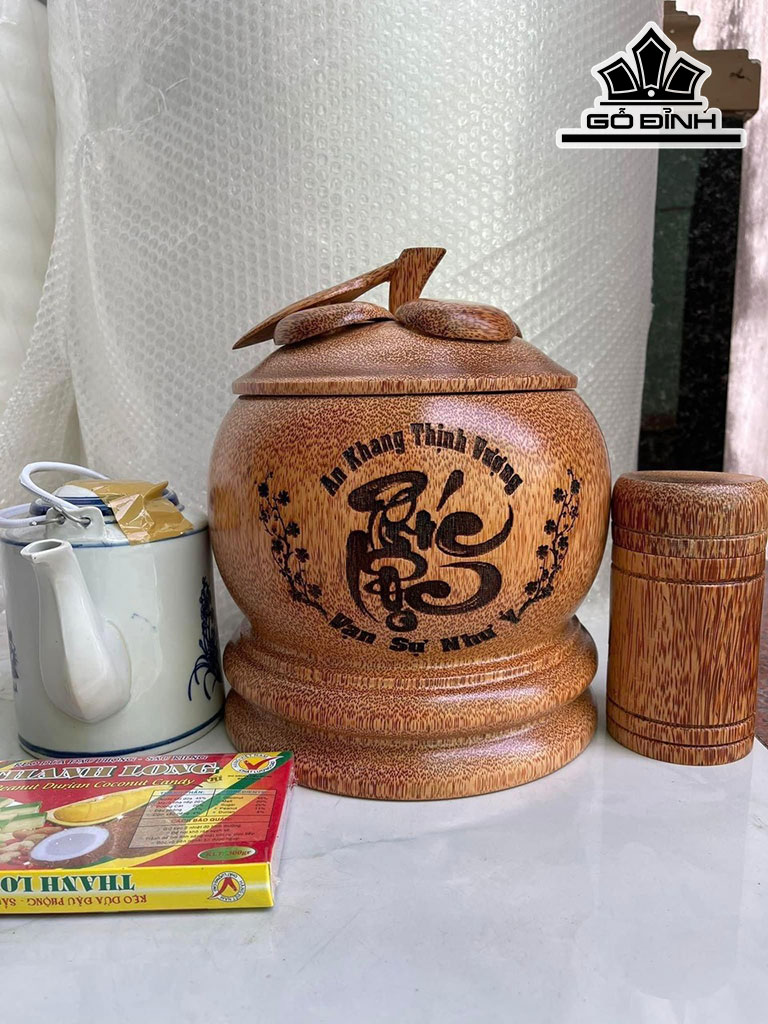 vo-binh-giu-nhiet-nap-mang-cut-khac-chu-phuc-loc-go-dua-loai-08-lit-421537