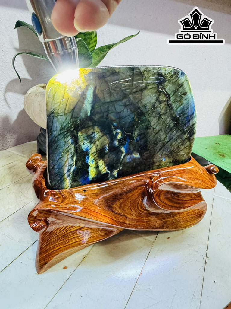 Tác Phẩm Đá Xà Cừ (Labradorite) Cao 18 Ngang 17 (cm) 2,9kg