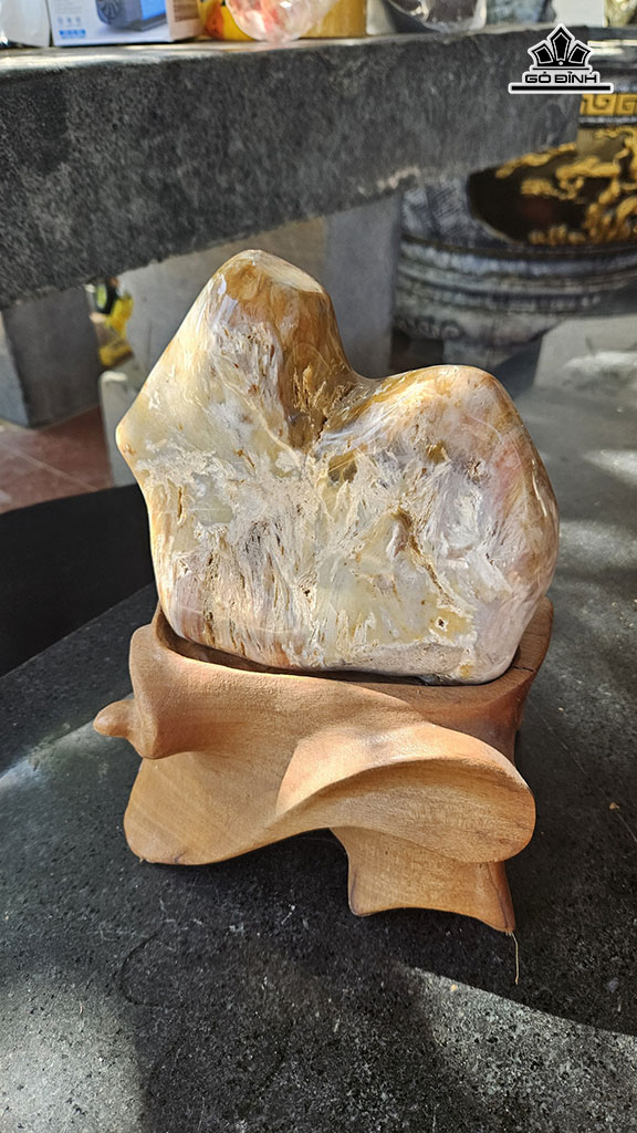 Tác Phẩm Đá Mã Não Đỏ Vàng Cao 27  Ngang 17 (cm) 4,8kg