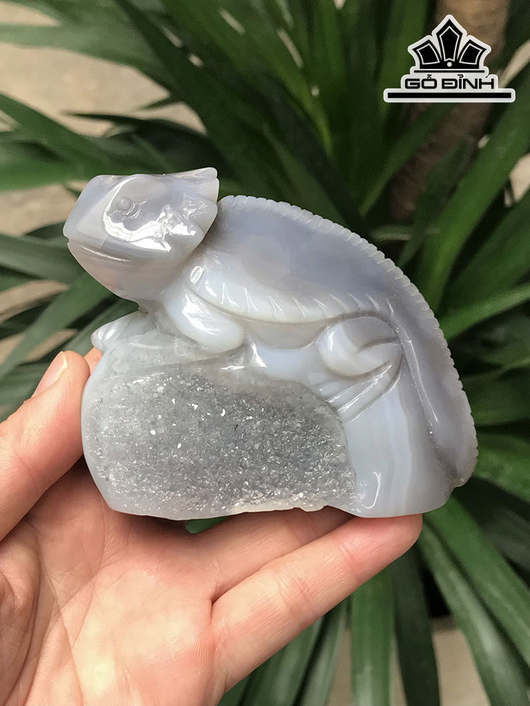 Tác Phẩm Tắc Kè Đá Mã Não Tụ Bảo Kim Sa Cao 9,5 Ngang 8 Sâu 5 (cm) 311g