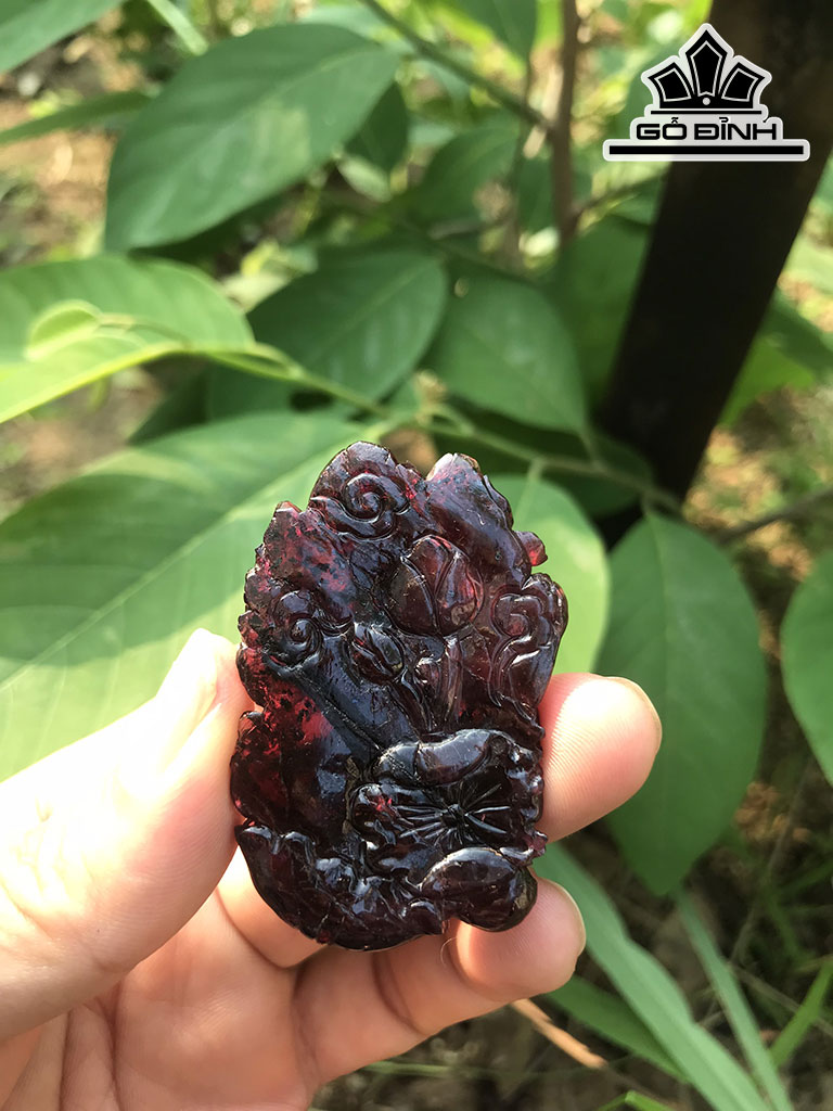 Mặt Dây Chuyền Phật Bà Quan Âm Đá Garnet Hồng Lựu Cao 34 Ngang 54 (mm) 177cts