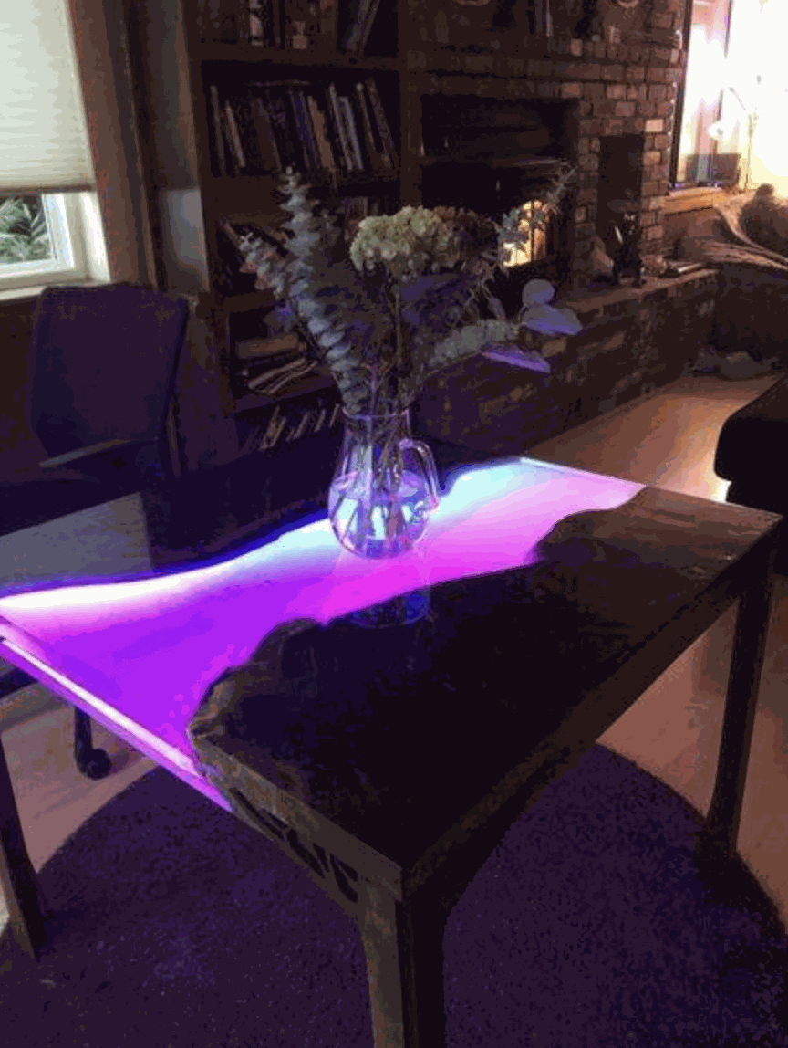 Mặt bàn Epoxy resin neon có thể thay thế cho những chiếc đèn ngủ công suất nhỏ
