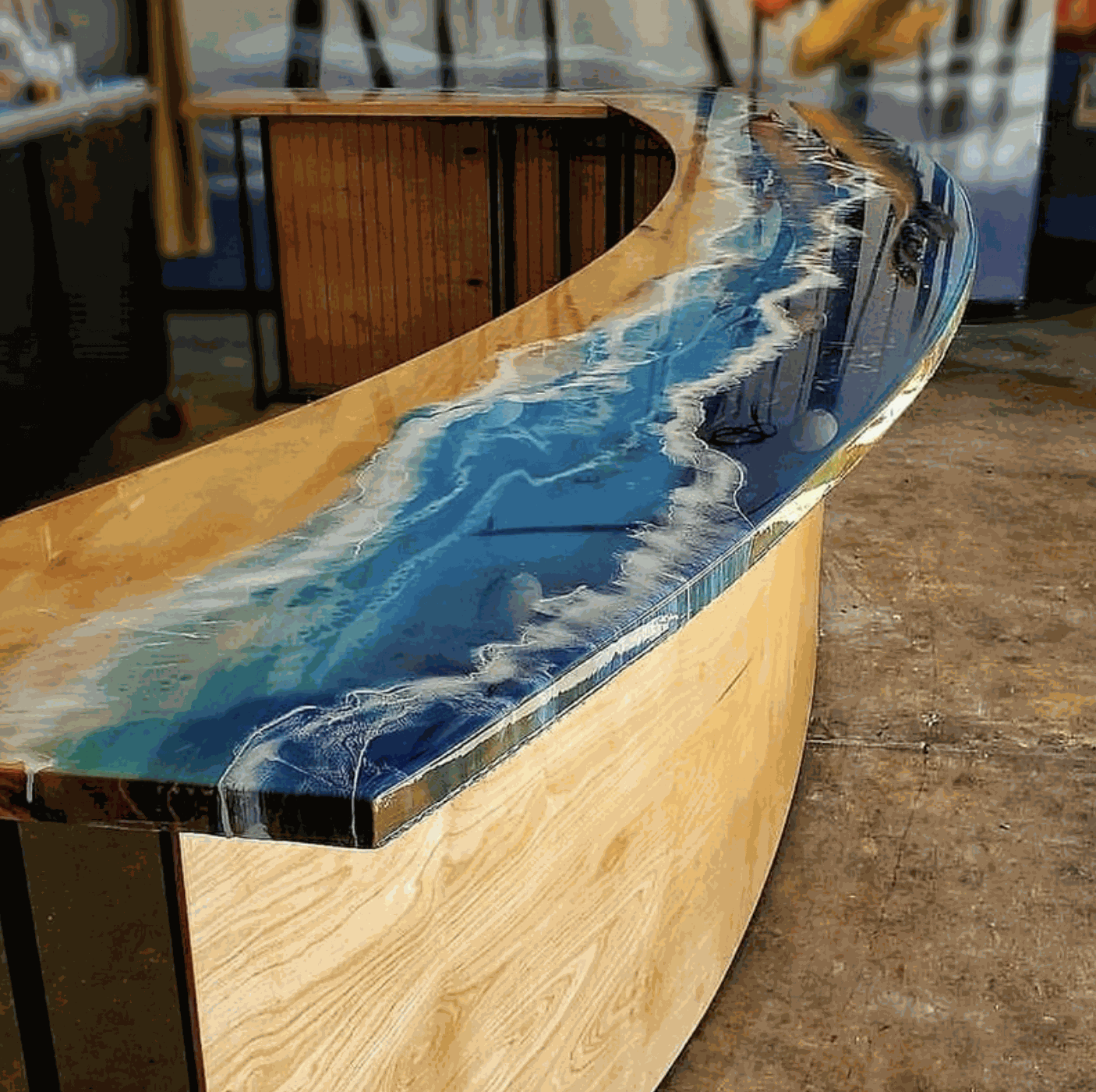 Nổi bật nhất trên mặt bàn epoxy resin này chính là bàn vẽ cá koi đang tung tăng bơi lội, tạo nên giá trị cho mẫu bàn tròn độc đáo này