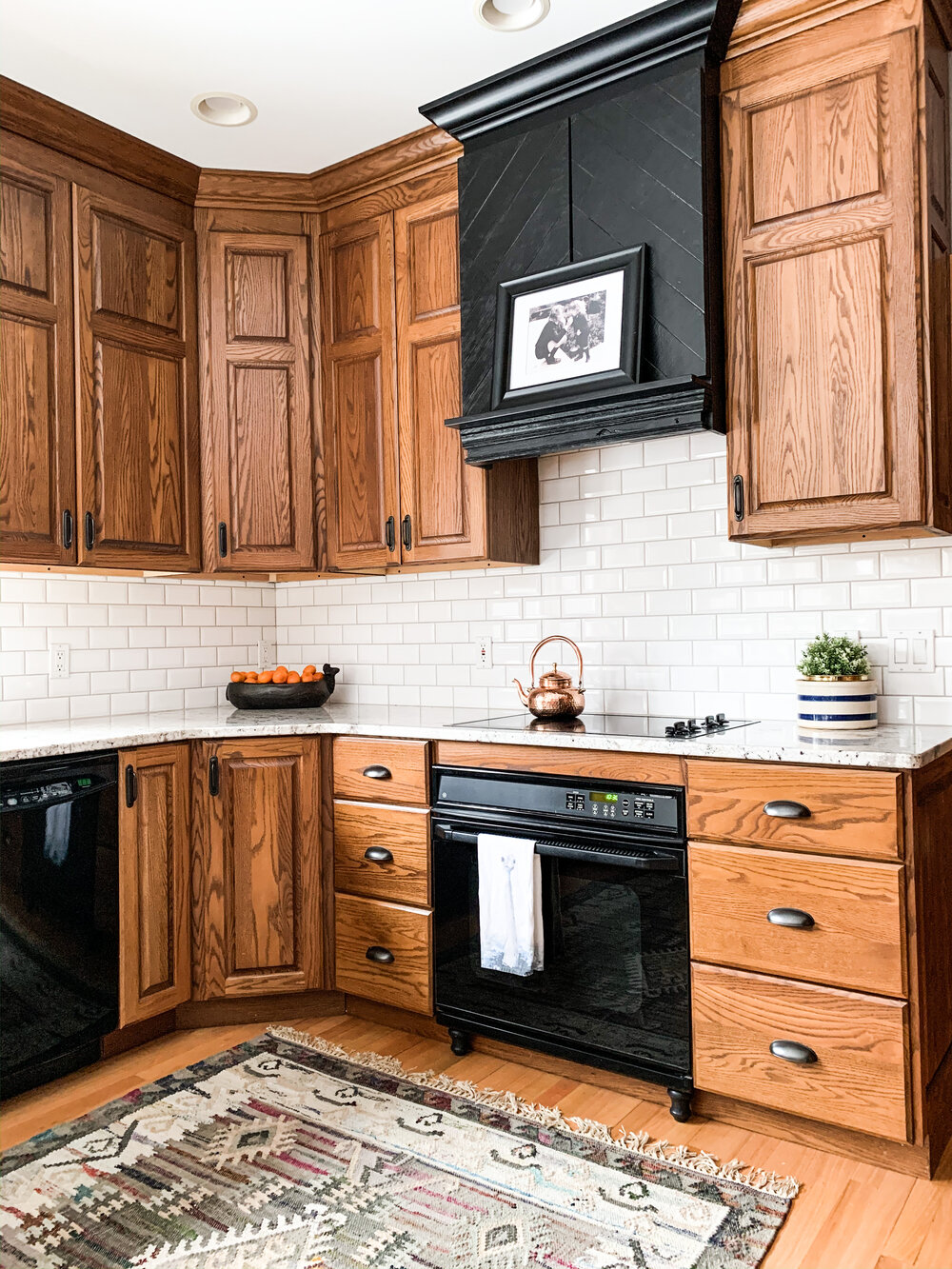 Tủ bếp gỗ Sồi (Oak) với màu sắc trang nhã, đem lại cho không gian sự sang trọng và hiện đại