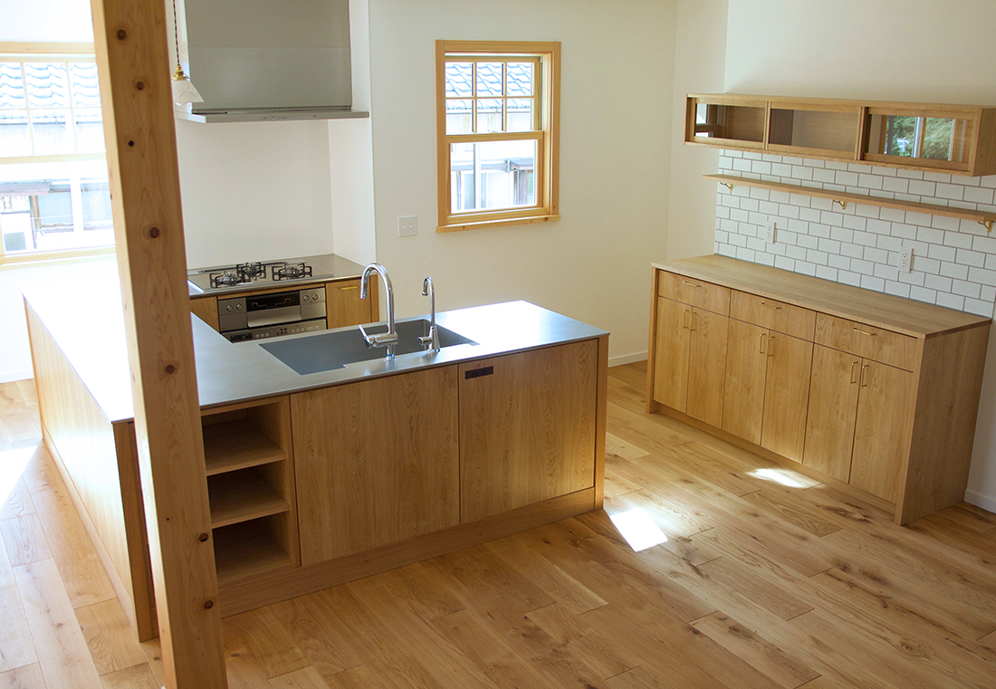 Tủ bếp gỗ sồi (oak) cao cấp với bề mặt gỗ sồi cực kỳ đẹp cùng hệ vân thẳng tắp màu vàng nhạt
