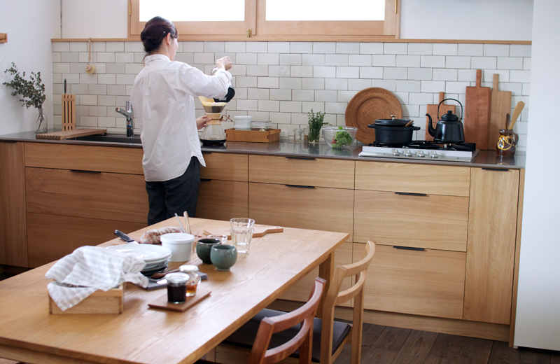 Với không gian bếp hiện đại, nhẹ nhàng thì mẫu tủ bếp gỗ sồi (oak) này là một sự lựa chọn lý tưởng