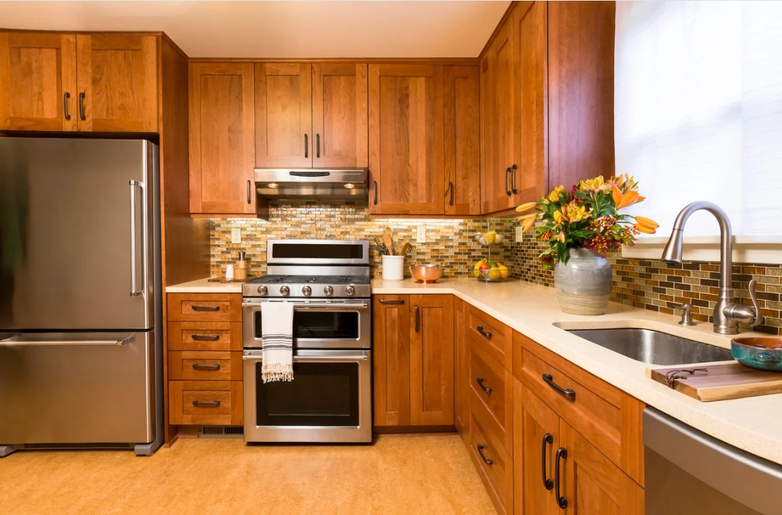 Tủ bếp được làm từ chất liệu gỗ sồi (Oak) và sơn màu cánh dán đậm tạo cảm giác ấm cúng cho gia đình