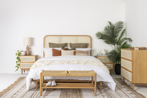 Giường gỗ sồi (Oak) đơn giản nhưng không kém phần sang trọng, giúp không gian phòng ngủ trở nên hài hòa và ấm áp