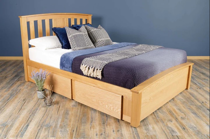 Mẫu giường gỗ sồi (Oak) có tích hợp thêm ngăn kéo đựng đồ cực kỳ tiện lợi, đồng thời giúp phòng ngủ trở nên gọn gàng và tiện nghi hơn