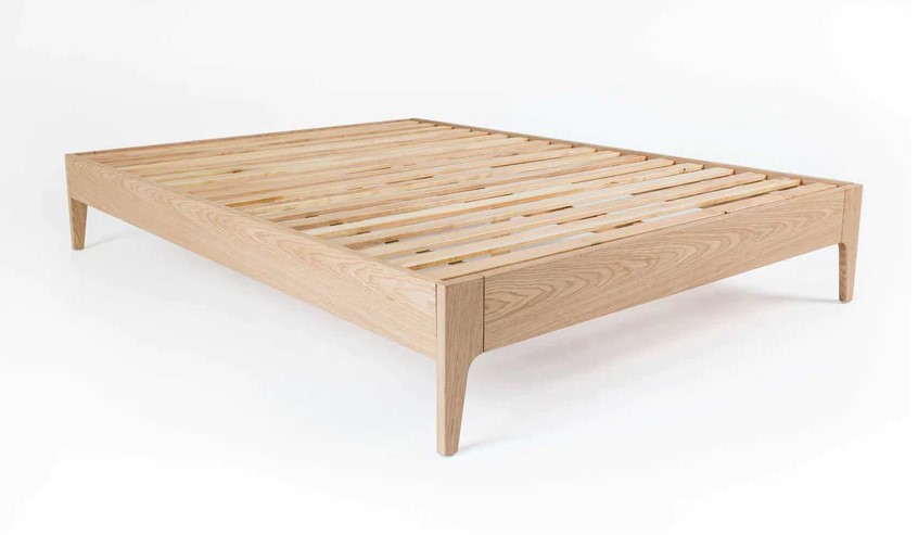 Giường gỗ sồi (Oak) với thiết kế phần chân xòe ra tạo điểm nhấn ấn tượng cho căn phòng ngủ của bạn