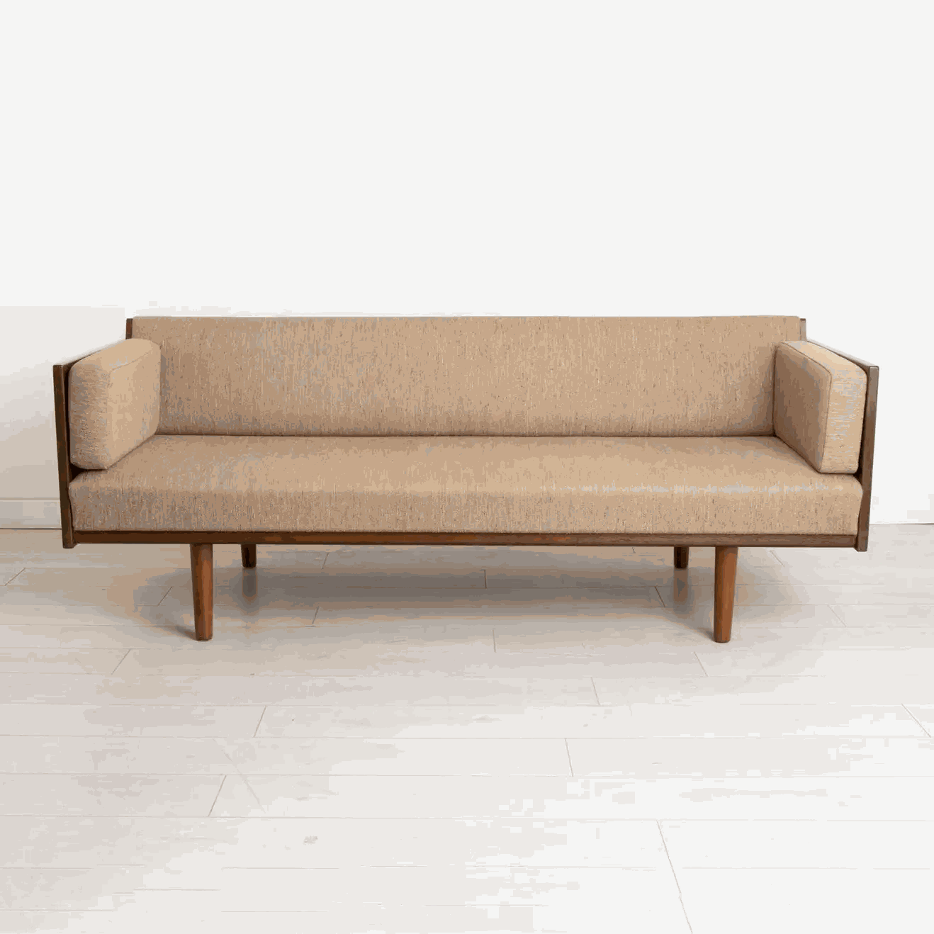 Mẫu sofa gỗ Sồi (Oak) với thiết kế hình chữ I thẳng quen thuộc mang đến sự hiện đại, tối giản cho không gian