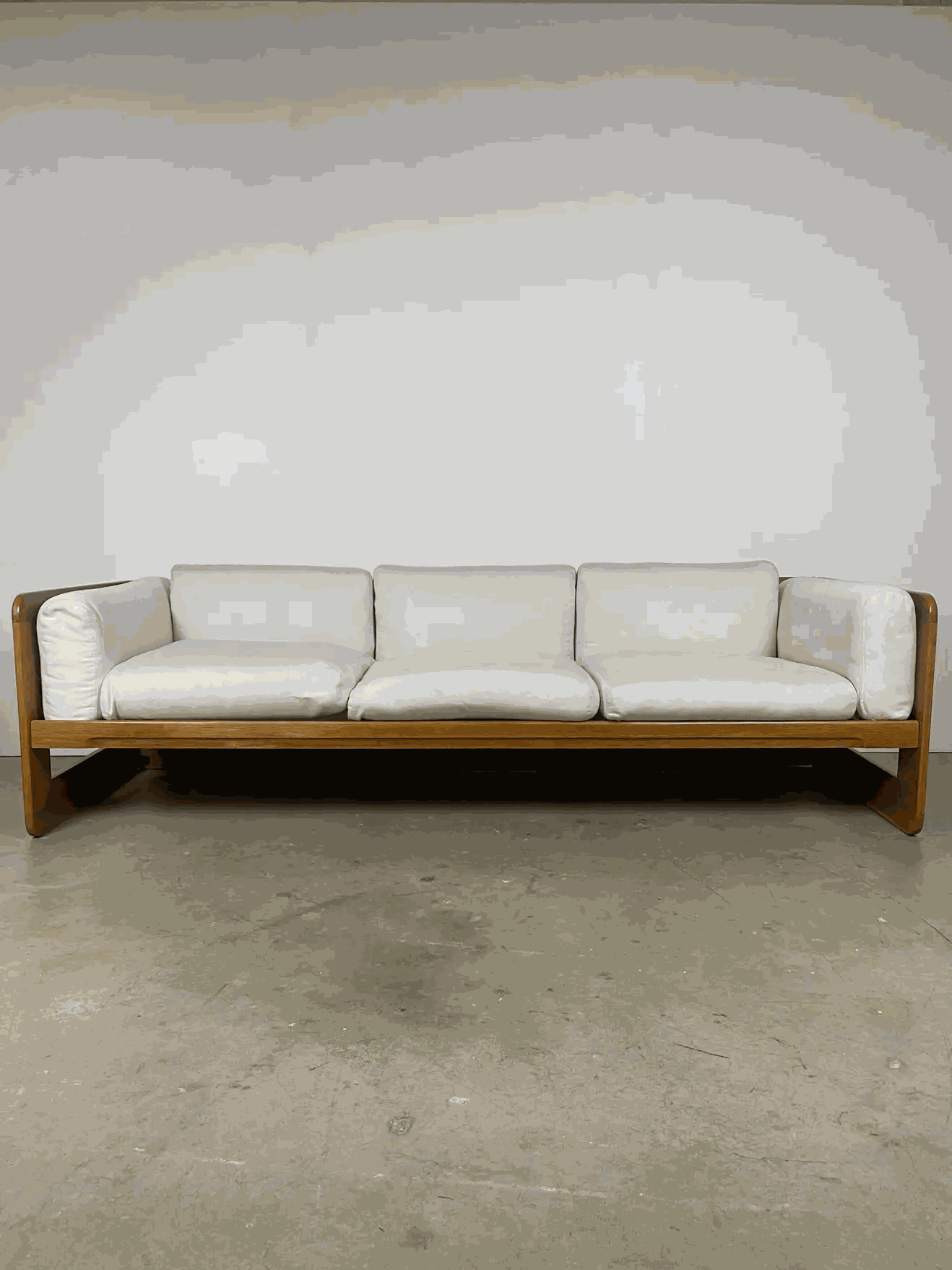 Bộ sofa gỗ Sồi (Oak) mang phong cách hoàng gia và tách rời nhau giúp dễ dàng bố trí một cách linh hoạt tùy vào sở thích cũng như không gian căn phòng 