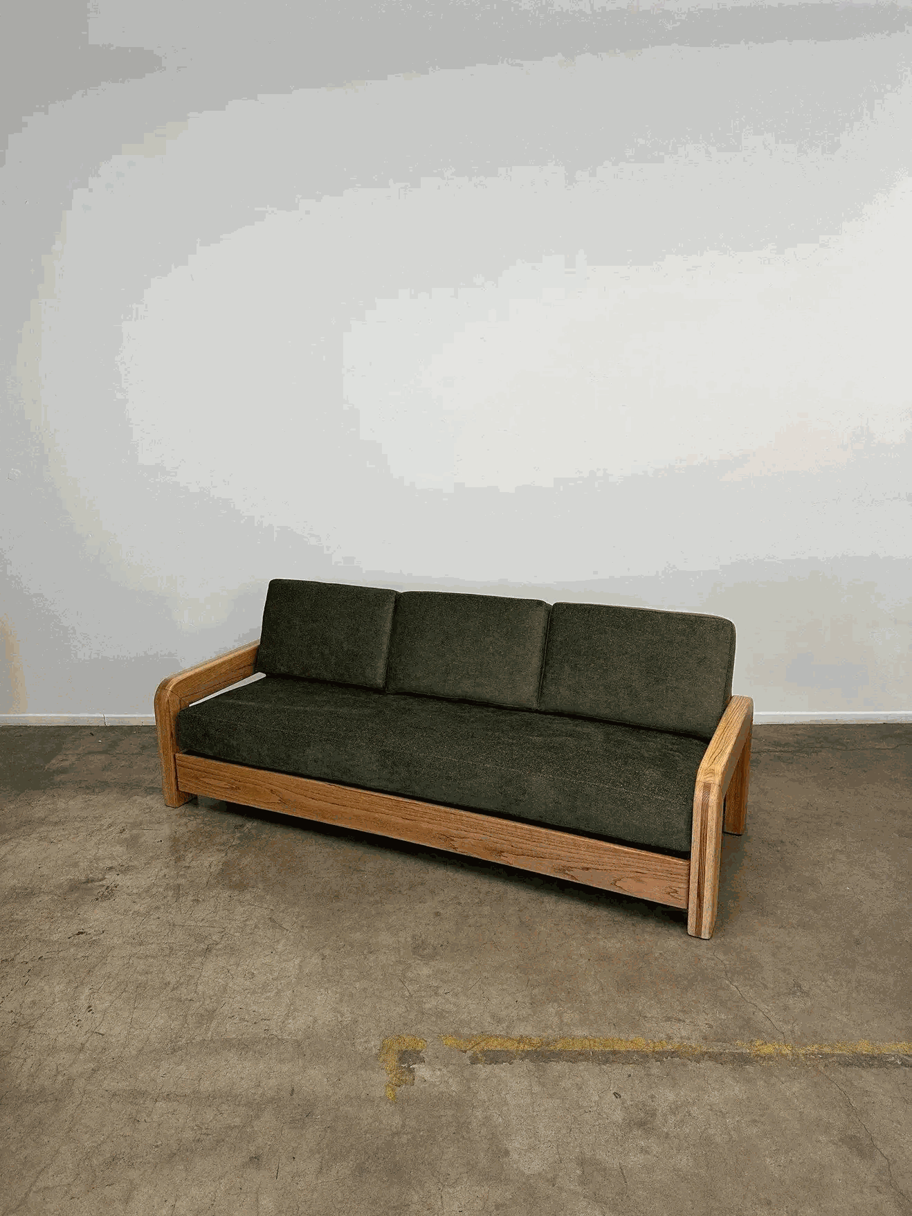 Với sự kết hợp ăn ý giữa yếu tố cổ điển và hiện đại, sofa gỗ Sồi (Oak) kết hợp cùng nệm da cao cấp giúp đem đến cho phòng khách nhà bạn sự hiện đại, sang trọng vô cùng