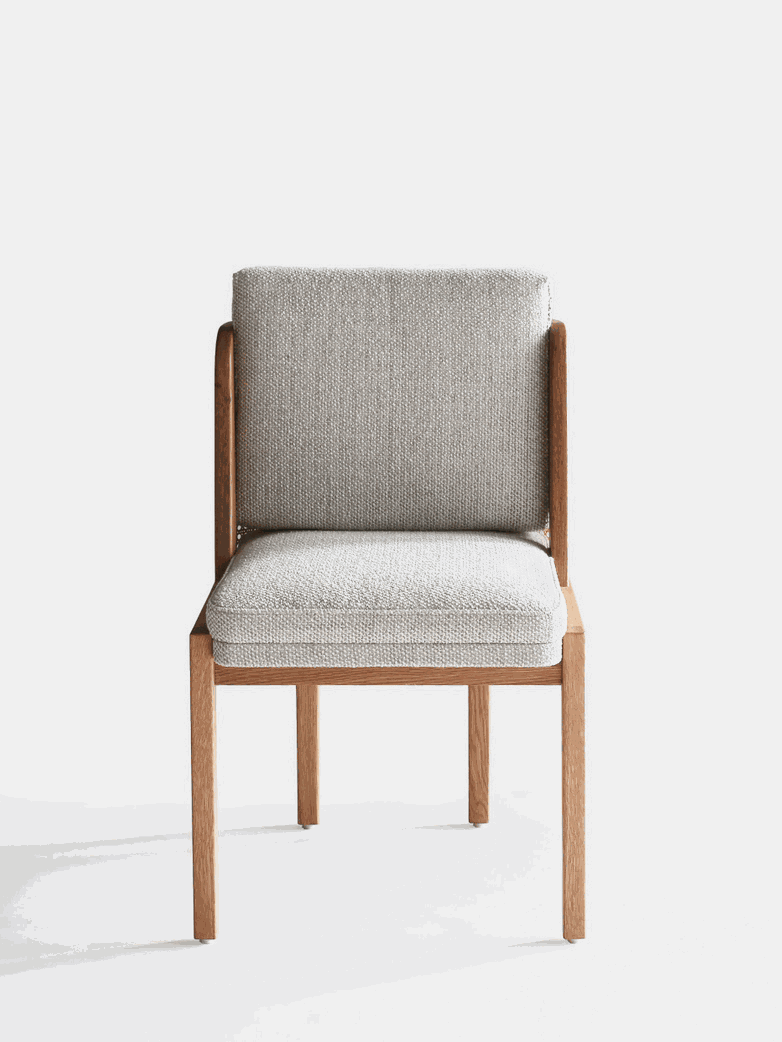 Ghế gỗ Sồi (Oak) với lớp đệm lót mang đến cảm giác mềm mại khi sử dụng