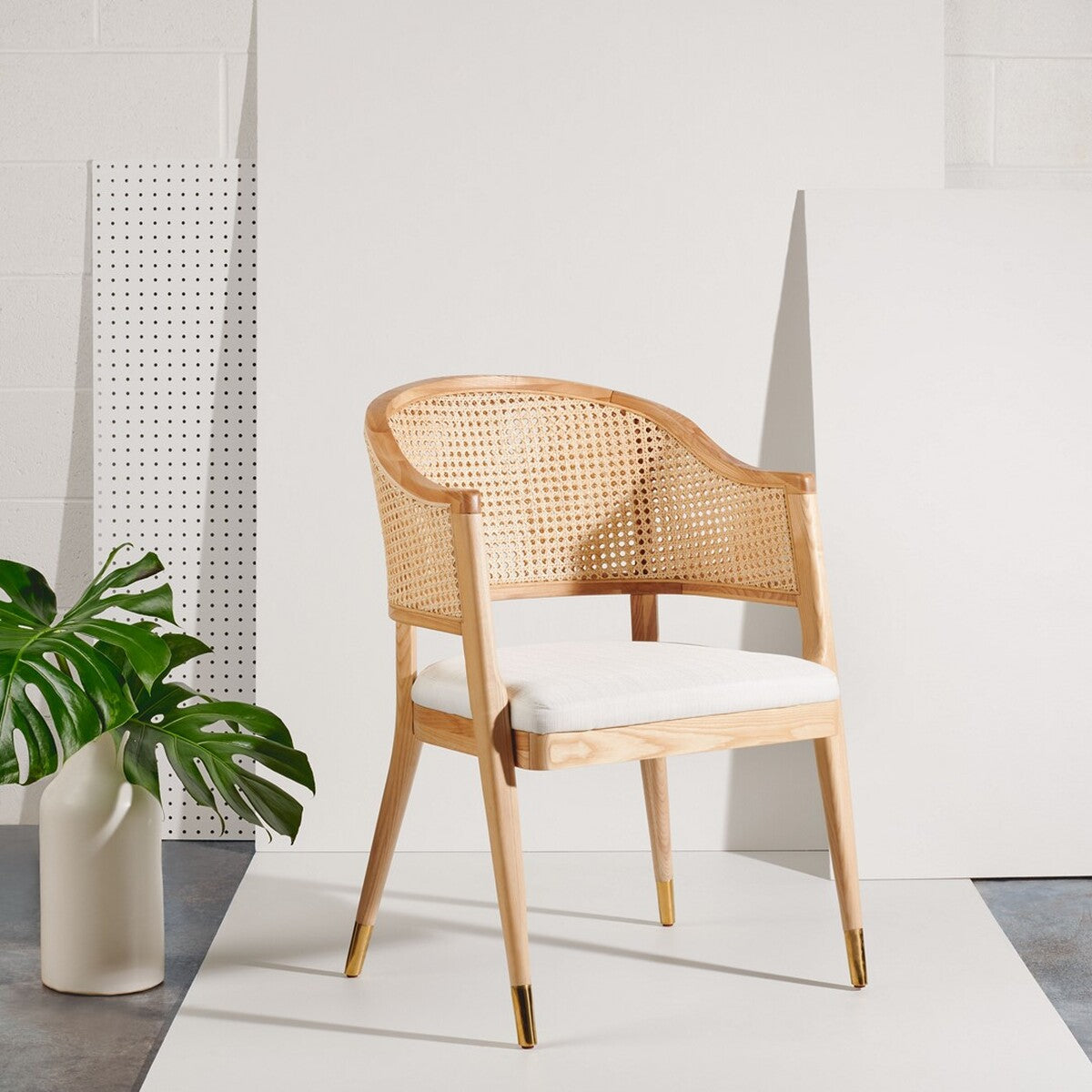 Những chiếc ghế sồi với thiết kế độc đáo, phần viền uốn lượn hứa hẹn sẽ trở thành mẫu sản phẩm tạo nên cơn sốt trên thị trường nội thất trong thời gian tới
